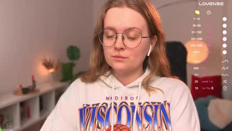 Snapshot of emilyforelsket chatting on 03-04-25, 12:01 Emily online show from 03-04-25, 12:01