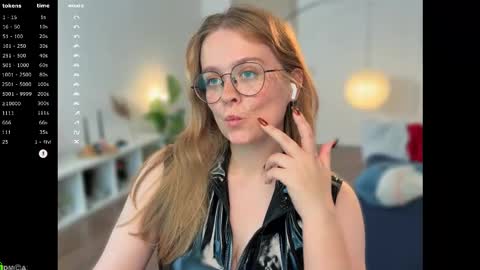 Snapshot of emilyforelsket chatting on 10-19-25, 12:17 Emily online show from 10-19-25, 12:17