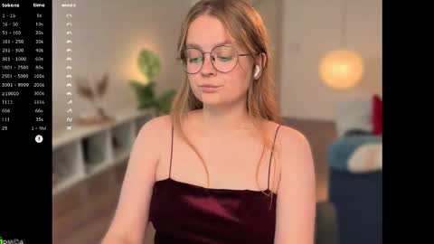 Snapshot of emilyforelsket chatting on 11-16-25, 12:33 Emily online show from 11-16-25, 12:33