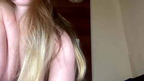 Snapshot of emilygibbes chatting on 12-18-25, 10:43 emilygibbes online show from 12-18-25, 10:43