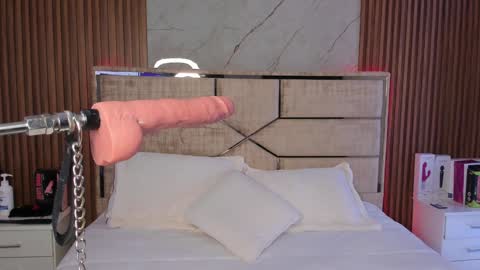 Snapshot of emilyhendrix_ chatting on 12-21-24, 08:18 Emily Hendrix online show from 12-21-24, 08:18