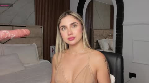 Snapshot of emilyhendrix_ chatting on 01-15-25, 10:57 Emily Hendrix online show from 01-15-25, 10:57