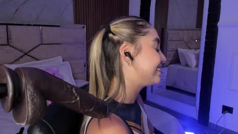 Snapshot of emilyhendrix_ chatting on 02-13-25, 12:02 Emily Hendrix online show from 02-13-25, 12:02