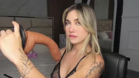 Snapshot of emilyhendrix_ chatting on 02-24-25, 06:47 Emily Hendrix online show from 02-24-25, 06:47