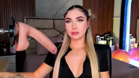 Snapshot of emilyhendrix_ chatting on 09-26-25, 08:35 Emily Hendrix online show from 09-26-25, 08:35