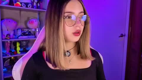 Snapshot of emilykarterr chatting on 05-14-26, 02:46 VALEEEN online show from 05-14-26, 02:46