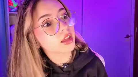 Snapshot of emilykarterr chatting on 05-19-26, 03:18 VALEEEN online show from 05-19-26, 03:18