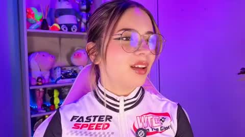Snapshot of emilykarterr chatting on 05-21-26, 02:46 VALEEEN online show from 05-21-26, 02:46