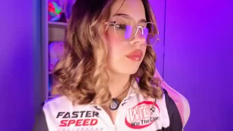 Snapshot of emilykarterr chatting on 05-27-26, 03:09 VALEEEN online show from 05-27-26, 03:09