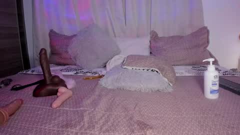 Snapshot of emilyrosss_ chatting on 01-14-25, 08:09 EMILY online show from 01-14-25, 08:09