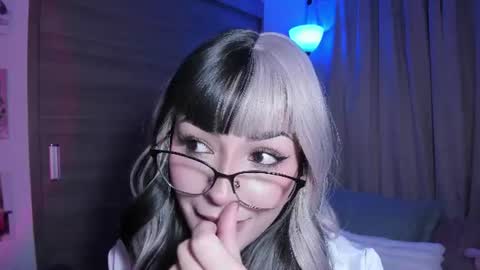Snapshot of emilyrosss_ chatting on 06-12-26, 03:27 EMILY online show from 06-12-26, 03:27