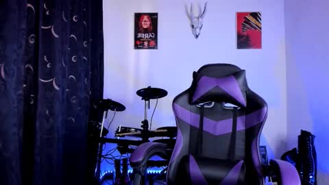 Snapshot of emilyrymer chatting on 12-18-25, 06:36 Emily Support me to have 100 likes plx online show from 12-18-25, 06:36