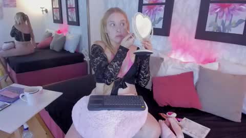 Snapshot of emilysumer chatting on 11-29-25, 01:19 Summer 3 online show from 11-29-25, 01:19