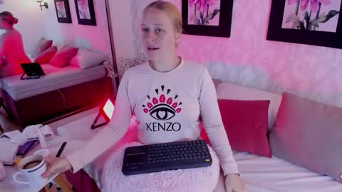 Snapshot of emilysumer chatting on 12-05-25, 05:38 Summer 3 online show from 12-05-25, 05:38