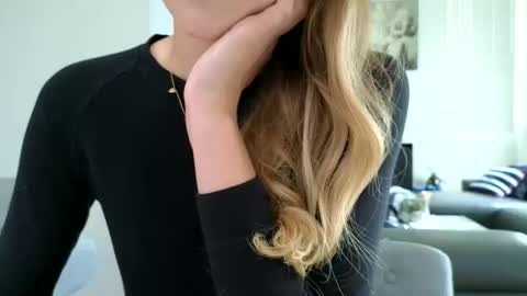 Snapshot of emilyy_miller chatting on 10-17-25, 08:11 emilly online show from 10-17-25, 08:11