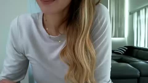 Snapshot of emilyy_miller chatting on 10-18-25, 07:47 emilly online show from 10-18-25, 07:47