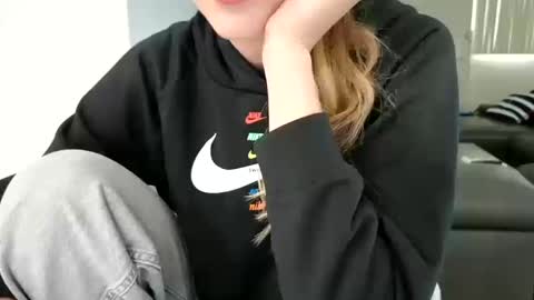 Snapshot of emilyy_miller chatting on 10-19-25, 03:45 emilly online show from 10-19-25, 03:45