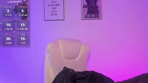 Snapshot of emilyymiller chatting on 01-10-26, 04:09 Emily online show from 01-10-26, 04:09