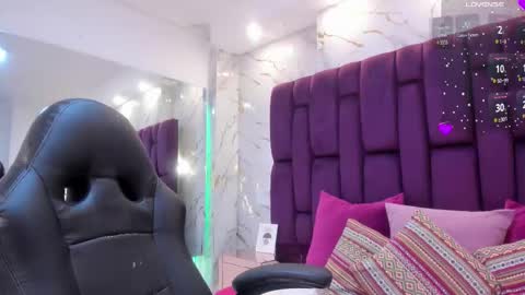 Snapshot of emma_carterr1 chatting on 09-28-25, 02:44 pau online show from 09-28-25, 02:44