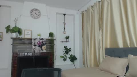 Snapshot of emma_hassani chatting on 05-23-26, 06:01 Tell me Emma online show from 05-23-26, 06:01