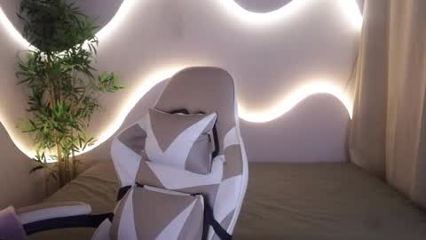 Emma online show from 11-28-25, 05:21