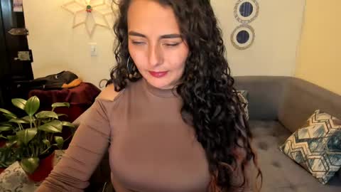 Snapshot of emma_luxy chatting on 02-18-25, 04:37 emma luxy online show from 02-18-25, 04:37