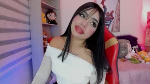 Snapshot of emma_soffia chatting on 12-18-25, 01:33 EMMA online show from 12-18-25, 01:33