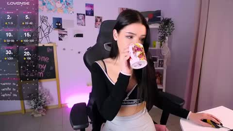 Snapshot of emmakeam_ chatting on 01-22-25, 04:33 Emma online show from 01-22-25, 04:33