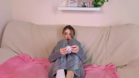 Snapshot of emmakeam_ chatting on 10-10-25, 04:11 Emma online show from 10-10-25, 04:11
