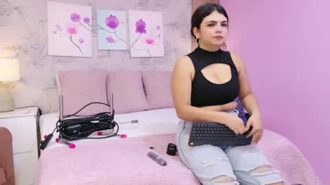 Emma Lee online show from 04-21-26, 12:00