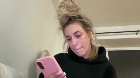 Snapshot of emmbellaxo chatting on 03-20-26, 01:54 emmbella online show from 03-20-26, 01:54