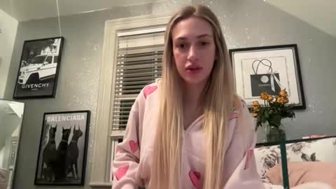 Snapshot of emmbellaxo chatting on 03-22-26, 01:20 emmbella online show from 03-22-26, 01:20