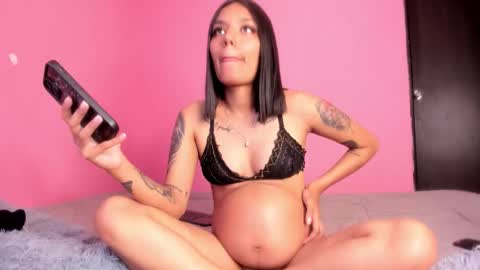 Snapshot of emmi_00 chatting on 12-18-25, 04:29 Emmi online show from 12-18-25, 04:29