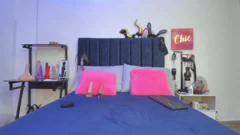 Snapshot of emmily_giraldo chatting on 12-05-24, 12:11 online show from 12-05-24, 12:11