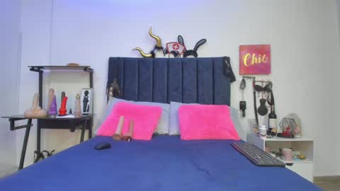 Snapshot of emmily_giraldo chatting on 12-10-24, 11:54 online show from 12-10-24, 11:54