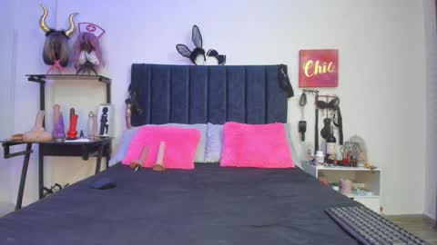 Snapshot of emmily_giraldo chatting on 12-18-24, 02:06 online show from 12-18-24, 02:06