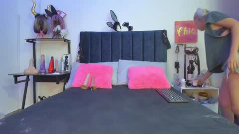 Snapshot of emmily_giraldo chatting on 12-28-24, 11:52 online show from 12-28-24, 11:52