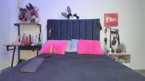 Snapshot of emmily_giraldo chatting on 01-06-25, 05:16 online show from 01-06-25, 05:16