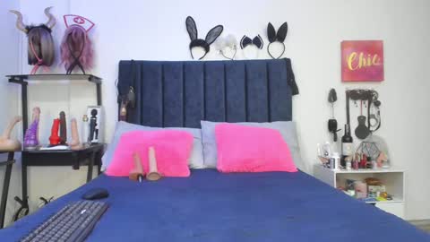 Snapshot of emmily_giraldo chatting on 01-22-25, 05:59 online show from 01-22-25, 05:59