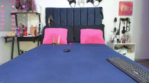 Snapshot of emmily_giraldo chatting on 02-27-25, 11:52 online show from 02-27-25, 11:52