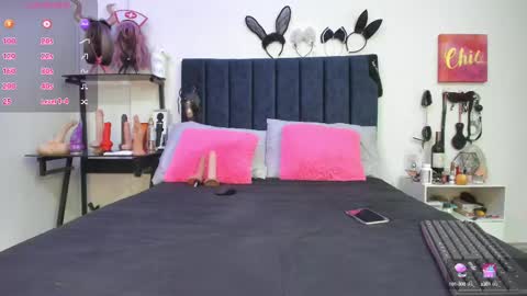 Snapshot of emmily_giraldo chatting on 03-06-25, 03:24 online show from 03-06-25, 03:24