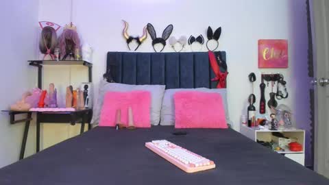 Snapshot of emmily_giraldo chatting on 09-11-25, 01:00 online show from 09-11-25, 01:00