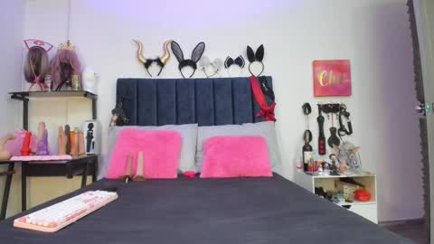 Snapshot of emmily_giraldo chatting on 09-26-25, 01:04 online show from 09-26-25, 01:04