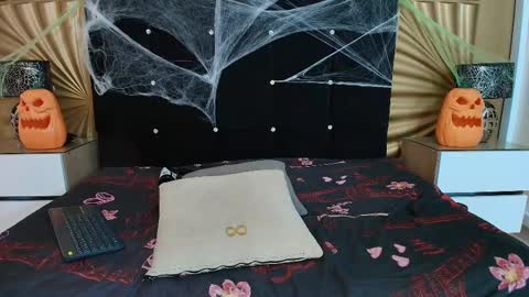 Snapshot of emmily_keller chatting on 10-27-25, 01:37 Emmily keller online show from 10-27-25, 01:37