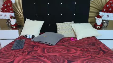 Snapshot of emmily_keller chatting on 12-20-25, 01:29 Emmily keller online show from 12-20-25, 01:29