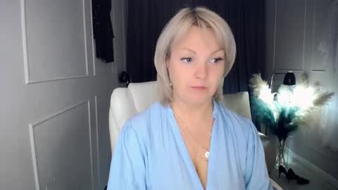 Snapshot of emmmam chatting on 10-10-25, 01:10 emmmam online show from 10-10-25, 01:10