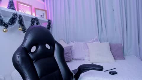 Emmy Heart online show from 12-16-25, 03:44