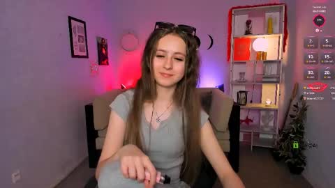 Snapshot of emori_maxon chatting on 05-19-26, 06:03 Emori online show from 05-19-26, 06:03