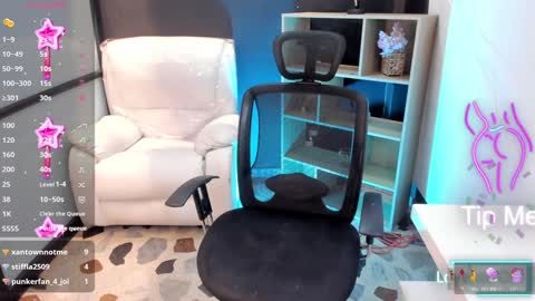 Snapshot of emysilver chatting on 02-02-25, 04:11 Emy Silver online show from 02-02-25, 04:11