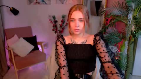 Snapshot of enchanted_bella chatting on 12-19-25, 01:51 enchanted_bella online show from 12-19-25, 01:51